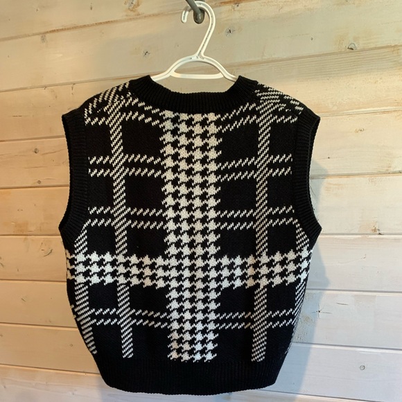 Oak & Fort | Black & White Houndstooth Sweater Vest - Picture 4 of 4